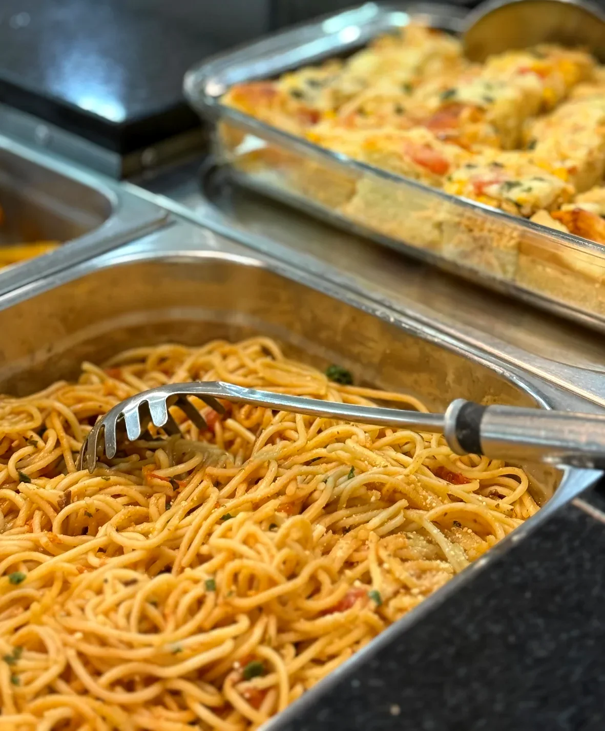 Macarrão e gratinado no buffet de comida caseira do Restaurante Virmond