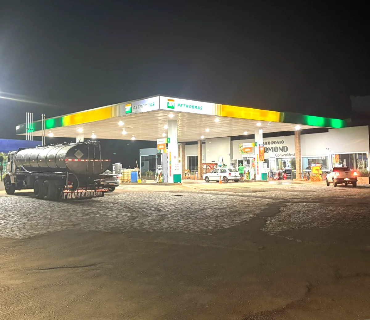 Pista de abastecimento do Auto Posto Virmond à noite, com a cobertura Petrobras
