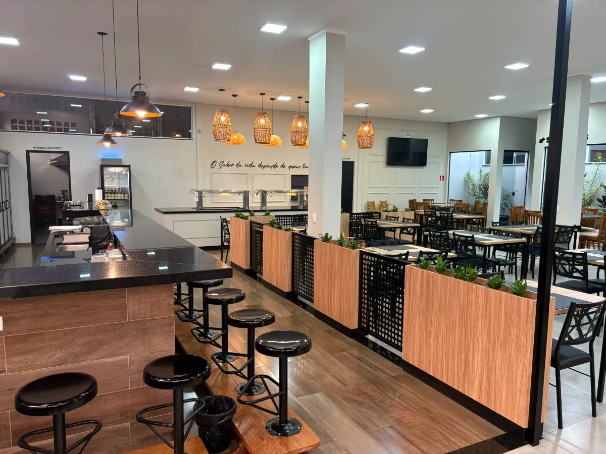 Balcão com banquetas e floreiras de madeira no Restaurante Virmond